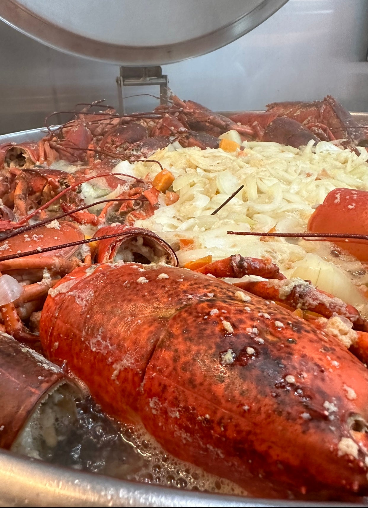 BOSTON LOBSTER BISQUE CO. 100% made in Massachusetts. With Lobsters  ￼